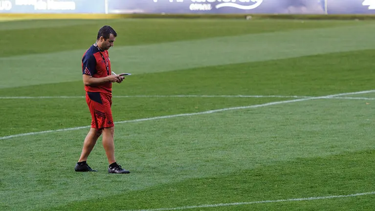 Diego Martínez dirige el entrenamiento de Osasuna a puerta cerrada en El Sadar antes de enfrentarse al Zaragoza. MIGUEL OSÉS