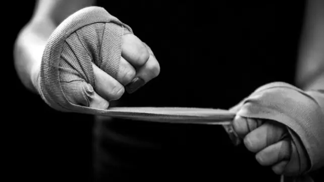 Una persona se coloca unas vendas en la mano para una pelea. ARCHIVO