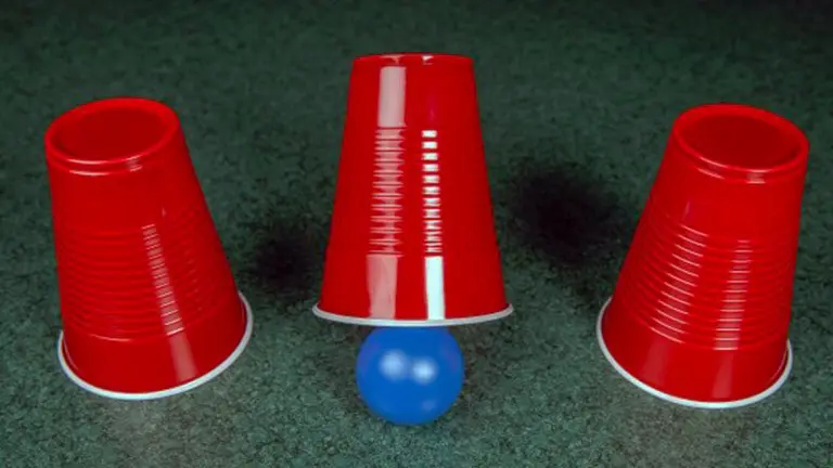 Tres vasos y una bolita, utensilios utilizados por los trileros de manera habitual.