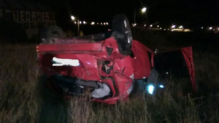Vehículo accidentado tras salirse de la vía en Sarasa BOMBEROS DE NAVARRA