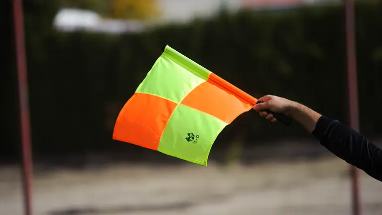 Un árbitro durante un partido de fútbol. MIGUEL OSÉS (2)