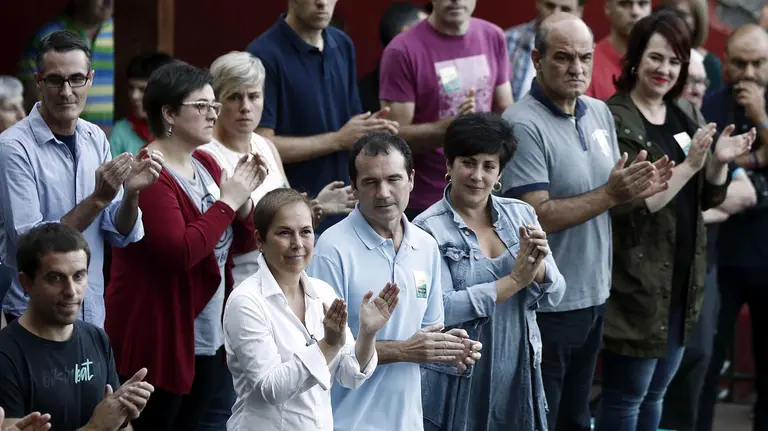 La presidenta del Gobierno de Navarra, Uxue Barkos, junto a varios de los consejeros del Ejecutivo foral, y la presidenta del Parlamento de Navarra, Ainhoa Aznarez ha participado en el acto de apertura del Nafarroa Oinez 2017 en Lesaka. EFE/Jesús Diges