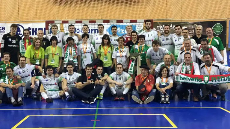 Aficionados y jugadores del Helvetia posan en Plzen. Twitter Anaitasuna.