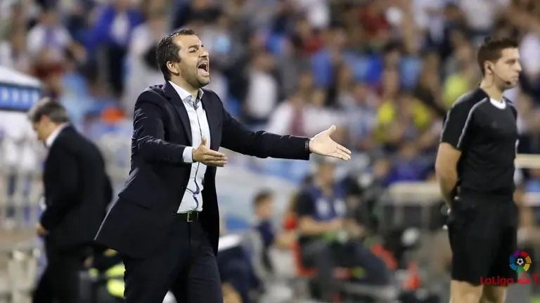 El entrenador rojillo Diego Martínez durante el Zaragoza - Osasuna LFP