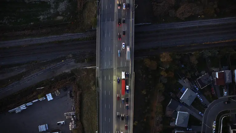 Imagen aérea de un camión y varios coches circulando por una autopista ARCHIVO