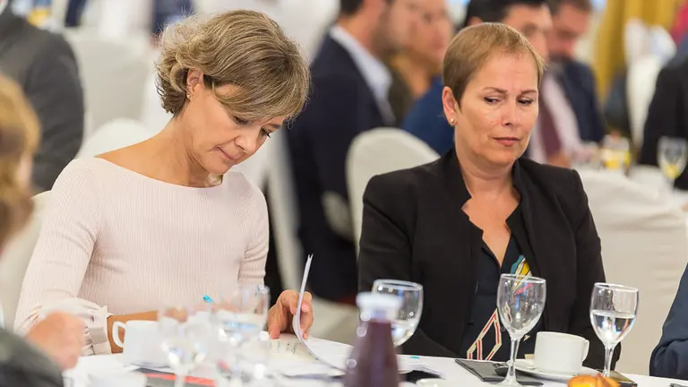 La ministra de Agricultura y Pesa, Alimentación y Medio Ambiente, Isabel García Tejerina participa en el foro de Navarra Televisión, con la presencia de la presidenta Uxue Barkos. IÑIGO ALZUGARAY (35)