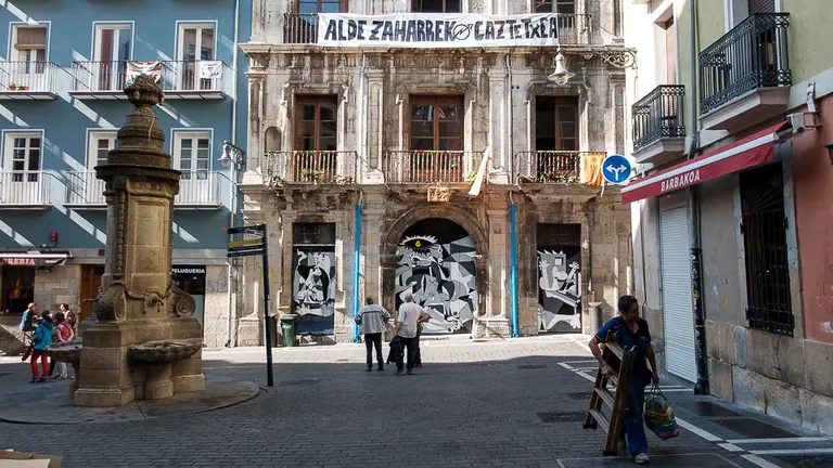 Palacio Marqués de Rozalejo en la plaza Navarrería de Pamplona (02). NAVARRA.com