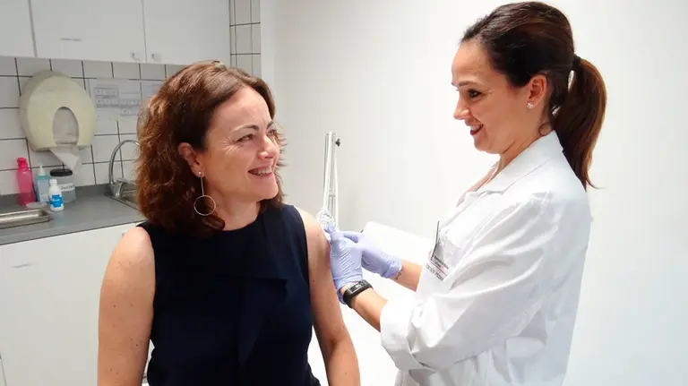 Una persona recibe la vacuna contra la gripe. GOBIERNO DE NAVARRA