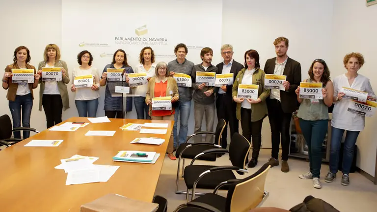 Representantes de la PES y algunos políticos navarros. PARLAMENTO DE NAVARRA