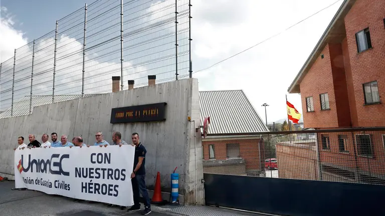 La Unión de Guardias Civiles ha celebrado una concentración ante el cuartel de Alsasua EFE