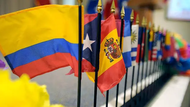 Banderas de varios países, incluida la de España.