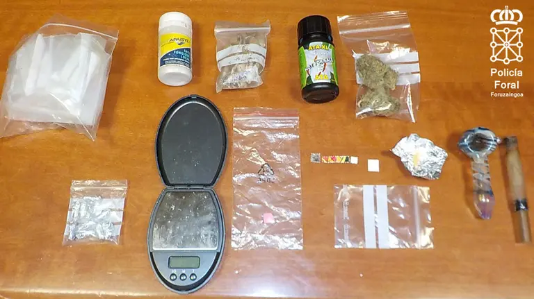Parte de las drogas decomisadas en el vehículo. POLICÍA FORAL