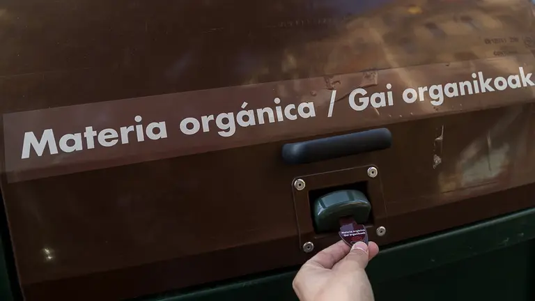 Contenedor de recogida de materia orgánica de la Mancomunidad de la Comarca de Pamplona (03). IÑIGO ALZUGARAY