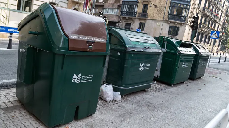 Contenedor de recogida de materia orgánica de la Mancomunidad de la Comarca de Pamplona (08). IÑIGO ALZUGARAY