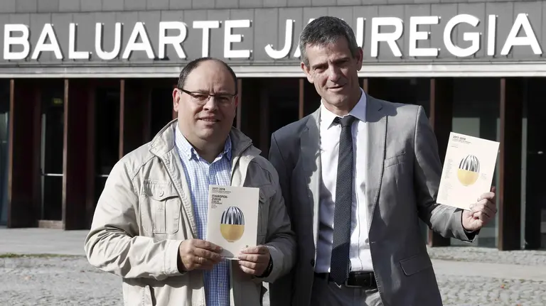 GRAF264. PAMPLONA, 17/10/2017.- El director general de la Orquesta Sinfónica de Euskadi (OSE), Oriol Roch (d), y el director del Orfeón Pamplonés, Igor Ijurra, posan frente al Baluarte de Pamplona al término de la rueda de prensa donde ha presentado la Temporada de Conciertos 2017/2018, la primera que afronta bajo la dirección musical de su nuevo director titular Robert Treviño. En Pamplona arranca en esta jornada con el concierto "Zumo de esperanzas" con obras de Brahms, Bernstein y Mahler y la interpretación del Orfeón Pamplonés. EFE/Jesús Diges