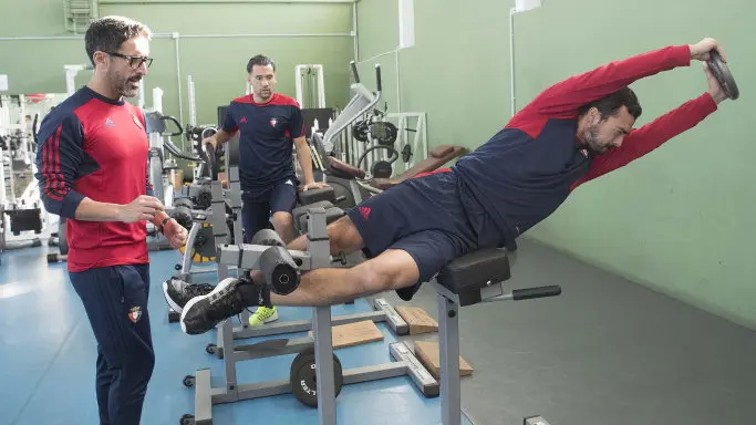 De las Cuevas se ejercita en un entrenamiento de Osasuna que ha comenzado en el gimnasio de Tajonar CA OSASUNA