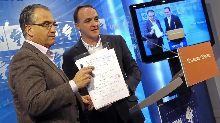 GRA353. PAMPLONA 07/03/2016.- El presidente de UPN, Javier Esparza (d), y el portavoz de UPN en el Ayuntamiento de Pamplona, Enrique Maya (i), durante la conferencia de prensa que han ofrecido hoy en Pamplona en donde Esparza ha afirmado, sobre las sentencias relativas a la colocación de la ikurriña en ayuntamientos navarros, entre ellos el de Pamplona, coincidiendo con los chupinazos anunciadores de las fiestas, que "el Gobierno de Barkos ha sido cómplice" del "fraude de ley" estimado por el magistrado. EFE/Villar López