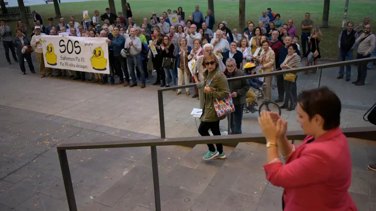 Vecinos y comerciantes de Pío XII protestan ante lo que consideran un simulacro de participación a raíz de las reuniones organizadas por el Ayuntamiento. PABLO LASAOSA (3)