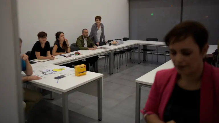 Vecinos y comerciantes de Pío XII protestan ante lo que consideran un simulacro de participación a raíz de las reuniones organizadas por el Ayuntamiento. PABLO LASAOSA (4)