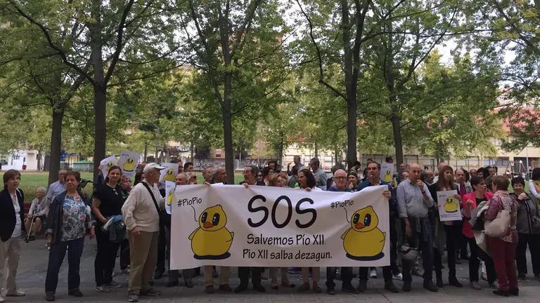 Vecinos y comerciantes de Pío XII protestan ante lo que consideran un simulacro de participación a raíz de las reuniones organizadas por el Ayuntamiento. PABLO LASAOSA