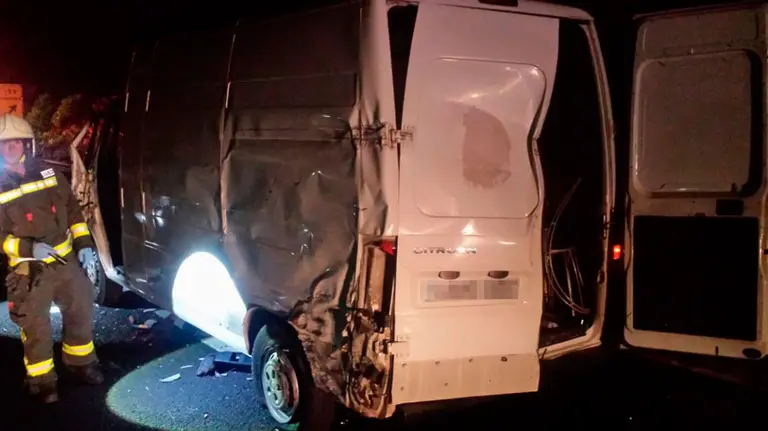 La furgoneta en la que viajaban los dos jóvenes que habían pinchado la rueda. EMERGENCIAS CANTABRIA