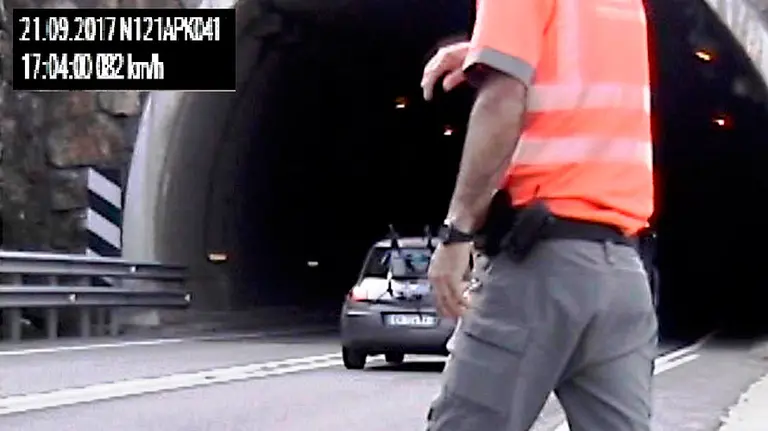 Uno de los vehículos sancionados en el túnel de Oieregi. POLICÍA FORAL