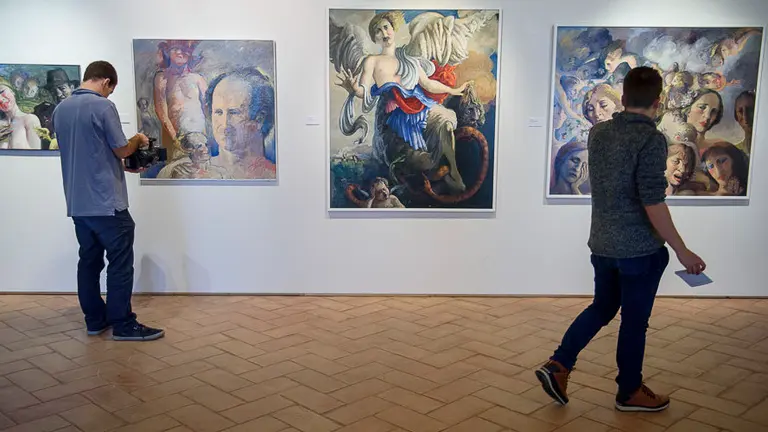 Maider Beloki y Pedro Salaberri, presentan una muestra de la trayectoria pictórica de Pedro Manterola. PABLO LASAOSA 01