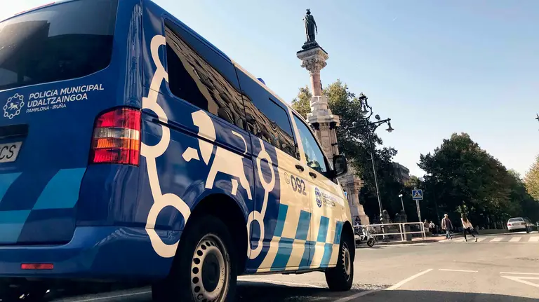 Un vehículo de la Policía Municipal de Pamplona aparcado en el paseo de Sarasate de la ciudad.. ARCHIVO.