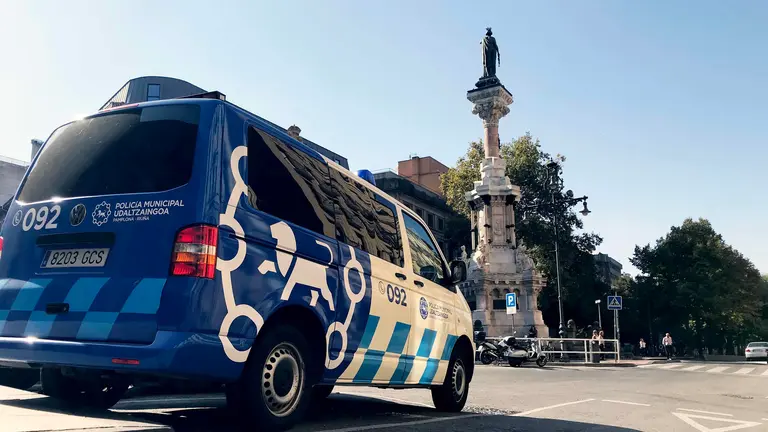Un vehículo de la Policía Municipal de Pamplona aparcado en el paseo de Sarasate de la ciudad. ARCHIVO.