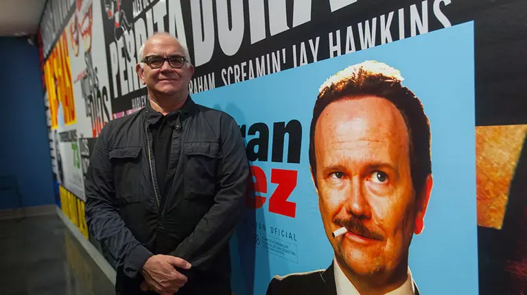 Óscar Mariné junto a su exposición