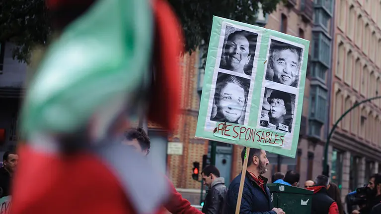 Concentracion fuera del Parlamento. MIGUEL OSÉS