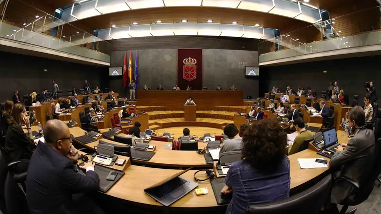 El Parlamento de Navarra celebra la sesión plenaria para debatir, entre otros asuntos, las enmiendas a la totalidad de PSN, UPN, PP, Podemos e I-E al proyecto de Ley de Policías. EFE/ Juan Pedro Urdíroz
