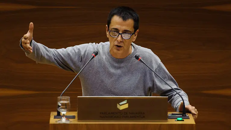 Carlos Couso en la tribuna de oradores en el pleno parlamentario de este jueves. MIGUEL OSÉS