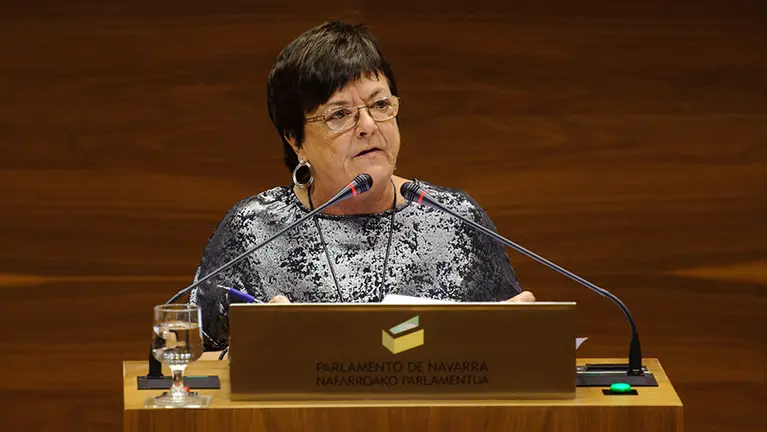 La consejera del interior Maria José Beaumont en el pleno parlamentario de este jueves. MIGUEL OSÉS (2)