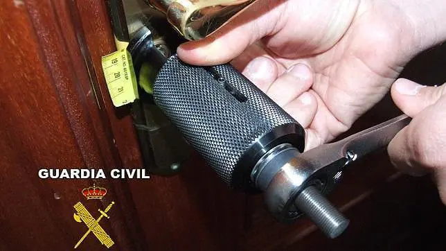 Imagen de archivo del bombín de una puerta forzado por un grupo de ladrones y atracadores GUARDIA CIVIL