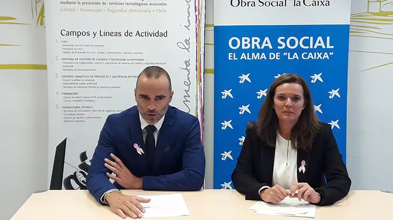 Héctor Barbarin, director general de CNTA, y Ana Díez Fontana, directora territorial de CaixaBank en Navarra