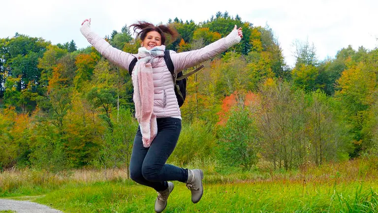 Una mujer realiza actividades al aire libre en una imagen de archivo