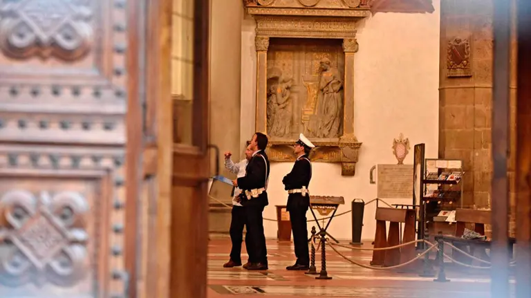 La policía investiga en el interior de la basílica de Santa Cruz tras el suceso. EFE