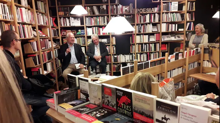 El escritor y editor José María Domench junto al periodista y también escritor Pedro Lozano Bartolozzi, en la presentación de Cuentos desde la otra orilla en la libería Walden de P