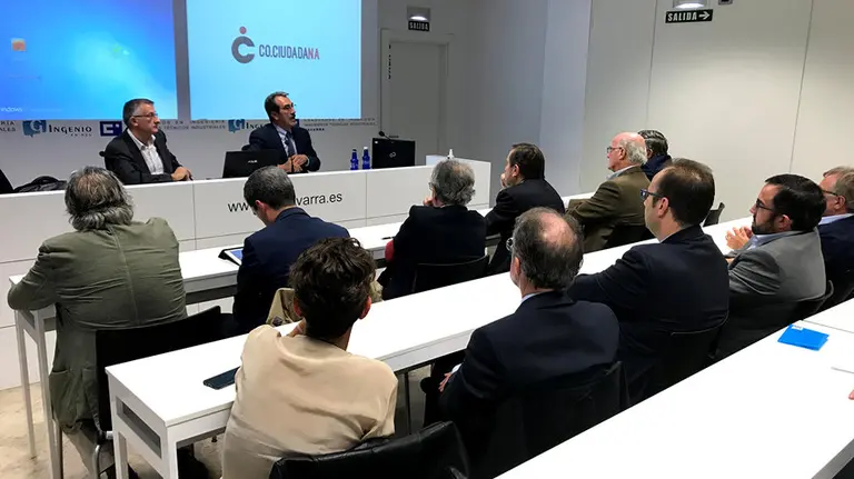 El catedrático de Economía y presidente de Analistas Financieros Internacionales, Emilio Ontiveros, durante la charla. CEDIDA