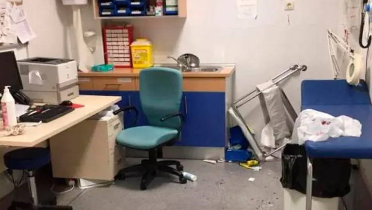 Estado en el que quedó la consulta médica en el centro de salud de El Casar (Guadalajara). EFE