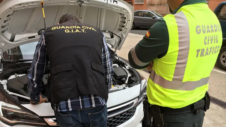 Agentes de la Guardia Civil comprueban un vehículo en el marco de la operación CORNA.