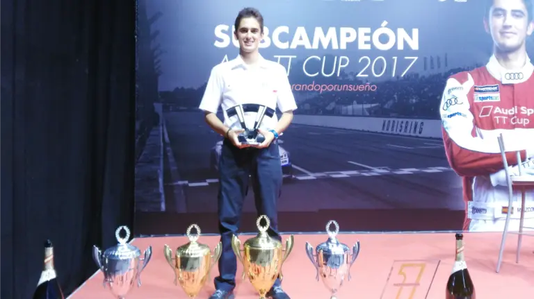 Mikel Azcona en el acto con su equipo y patrocinadores. Cedida.