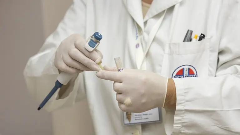 Un médico en la consulta de un hospital. ARCHIVO