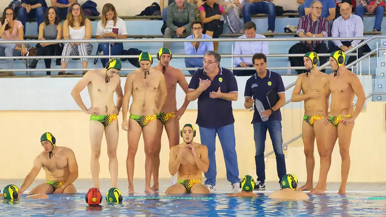 Tiempo muerto del Waterpolo Navarra en Amaya. Foto Ángel Artola.