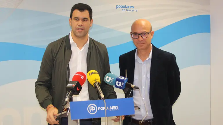 El parlamentario del PP Javier García y el concejal del partido en Tudela José Suárez