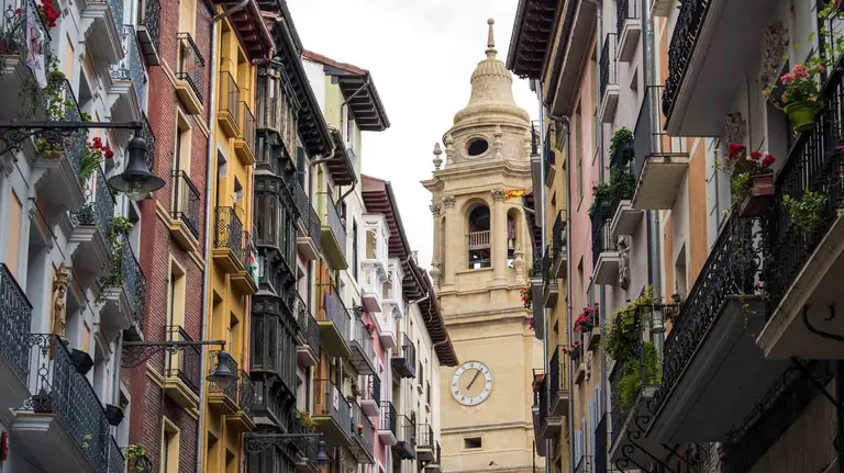 Vista de la Catedral de Pamplona desde la calle Curia de la capital navarra.