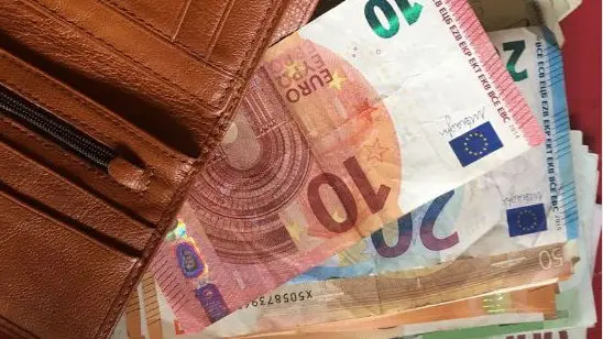 Cartera en la que un vecino de Tudela encontró más de 5.200 euros y 85 dólares.