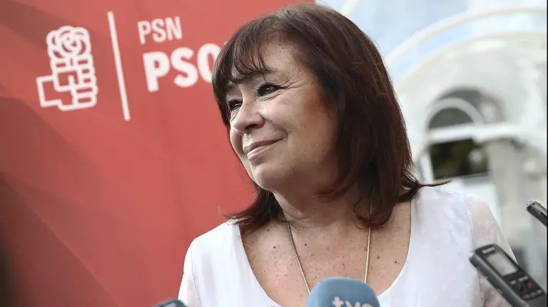 GRA133. PAMPLONA (NAVARRA). 20/10/2017.- La presidenta del PSOE y exministra, Cristina Narbona, atiende a la prensa antes de la conferencia sobre la transición ecológica en la economía que ofrece esta tarde en Pamplona. EFE/J.P. Urdíroz