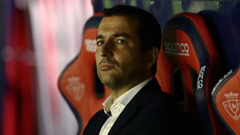 El entrenador rojillo Diego Martínez en el banquillo durante el Osasuna - Barça B LFP 1